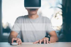 homme portant vr des lunettes virtuel toucher clavier et recherche navigation l'Internet Les données information avec le Vide chercher bar. homme mains sont en utilisant une ordinateur clavier à recherche pour information. photo