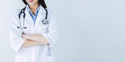 une femme médecin portant une laboratoire manteau avec une stéthoscope avec copie espace. ai généré photo