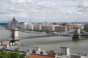 chaîne pont et parlement dans Budapest, Hongrie photo