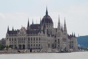 parlement dans Budapest et Danube rivière - Hongrie photo