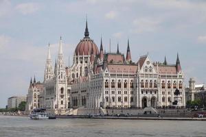 parlement dans Budapest et Danube rivière - Hongrie photo