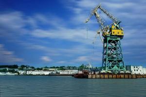 paysage marin avec une grande grue contre le ciel photo