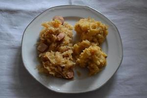 en purée patates et aigre-douce avec saucisse photo