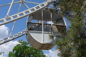 belle et moderne grande roue sur fond de ciel bleu. photo