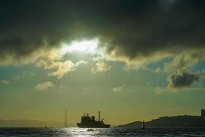 paysage marin avec vue sur la silhouette de la ville et du navire photo