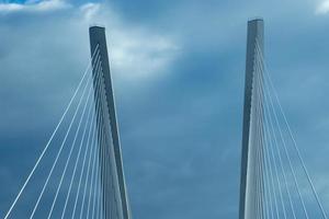 construction du pont d'or contre le ciel bleu. photo