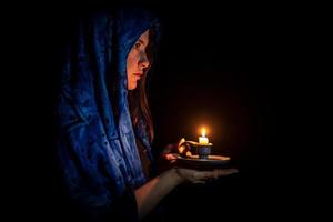 triste, jeune femme, à, bougie, et, foulard bleu photo