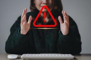 mise en garde avertissement pour notification Erreur et à être conscient de le les dangers de étant piraté par pirates, internet malware virus sont détruire ordinateur données.compromises information mal intentionné logiciel. photo