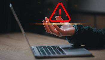 mise en garde avertissement pour notification Erreur et à être conscient de le les dangers de étant piraté par pirates, internet malware virus sont détruire ordinateur données.compromises information mal intentionné logiciel. photo