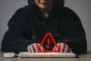 mise en garde avertissement pour notification Erreur et à être conscient de le les dangers de étant piraté par pirates, internet malware virus sont détruire ordinateur données.compromises information mal intentionné logiciel. photo