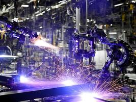 moderne haute technologie industriel robotique bras sur le usine production ligne production ligne est étant soudé. génératif ai. photo