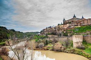 vue de le tage rivière à le magnifique toledo ville dans Espagne photo