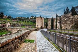 vue de le magnifique alcantara pont dans toledo dans Espagne photo