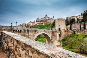 vue de le tage rivière à le magnifique toledo ville dans Espagne photo
