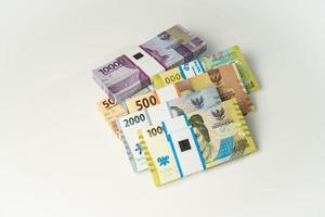 Djakarta, Indonésie, avril 15, 2023, divers liasses de indonésien Rupiah billets de banque dans le idr devise milliers copie espace thr zakat photo