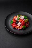délicieux, Frais grec salade avec feta fromage, Olives, tomates et concombres photo