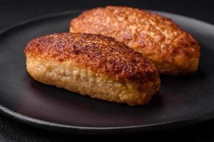 délicieux frit côtelettes ou Boulettes de viande de haché poisson avec épices et herbes photo