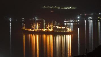 paysage de nuit avec un bateau de pêche sur le fond de la mer. photo