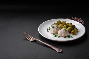 délicieux en bonne santé à la vapeur poulet côtelettes ou haché Boulettes de viande photo