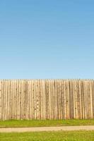 clôture en bois contre le ciel bleu. photo