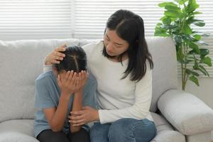 asiatique mère soutien fille discuter étude problèmes. parent encourage et empathie enfant souffre dépression. psychologique, confiance, se soucier, pleurer, attente, adolescent problèmes, intimidation, apprendre problème photo