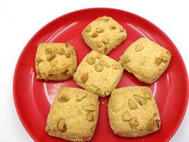 Accueil fabriqué sucré des biscuits avec mixte des noisettes photo