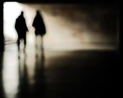 silhouettes en mouvement floues dans un passage souterrain. photo