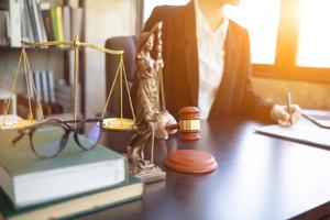 en bois juge marteau sur table comme symbole de Justice pour utilisation dans légal cas judiciaire système et civil droits et social Justice concept avec juge. concept de législation à juge poursuites avec justice. photo