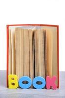 lettres multicolores anglais alphabet.word book.book fond blanc. photo
