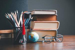 l'obtention du diplôme casquette avec Terre globe. concept de global affaires étude, à l'étranger éducatif, retour à école. éducation dans global monde, étude à l'étranger affaires dans les universités dans mondial. Langue étude photo