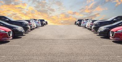 lot de voiture d'occasion à vendre en stock avec ciel et nuages photo