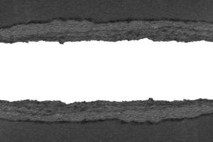 Bandes de bords déchirés de papier déchiré noir isolé sur fond blanc photo