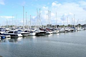 parking de yachts sur le l'eau sur une nuageux journée photo