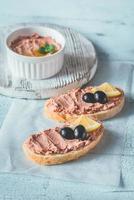 sandwich au pâté de foie de volaille et olives noires photo