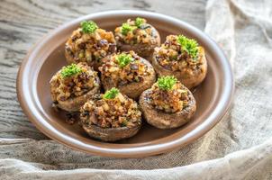 chapeaux de champignons farcis d'un mélange de fromage, oignon, chapelure et beurre photo