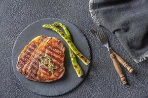 steak de boeuf grillé aux asperges photo