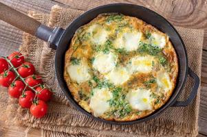 frittata avec viande hachée et mozzarella photo