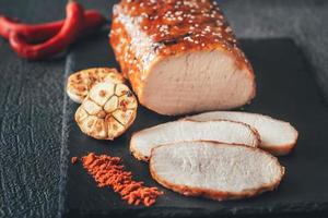 Viande cuite au paprika sur le plateau de sone noir photo