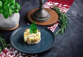 salade avec persil, Olivier, dans une noir bol sur le tableau, sélectif concentrer photo