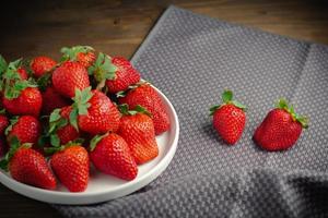 juteux biologique des fraises sur gris nappe de table avec copie espace sur Contexte photo