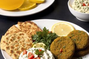 libanais cuisine. poulet shish kebab sur brochettes servi avec couscous et des légumes. génératif ai photo