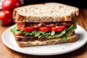 sandwich avec bacon, fromage, tomate et salade sur en bois table photo