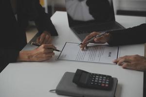 homme d'affaire ou emploi chercheur la revue le sien reprendre sur le sien bureau avant envoyer à découverte une Nouveau emploi avec stylo, cravate, des lunettes et numérique tablette. photo