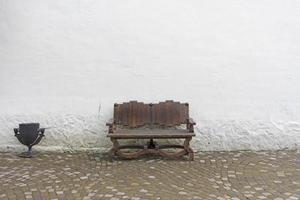 Banc en bois sur fond de mur blanc photo