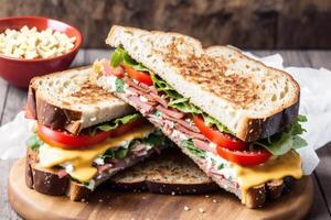 sandwich avec bacon, fromage, tomate et salade sur en bois table photo