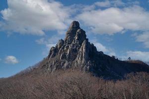 beau paysage de montagne en saison hivernale. photo