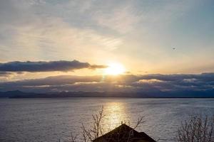 coucher de soleil sur la baie d'avacha. petropavlovsk-kamchatsky photo