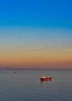 paysage marin avec pétrolier et navires sur le fond de la mer photo