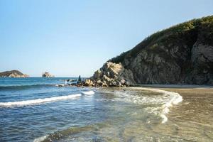 paysage marin avec vue sur de beaux rochers. photo