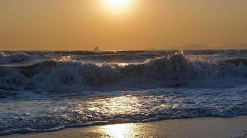 coucher de soleil mer horizon cargo navire silhouette paysage. photo